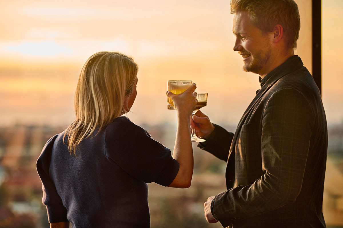 Nyd en drink før eller efter middagen i skybaren på Scandic CPH Strandpark.